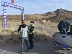格爾木高速路政支隊依法移除非公路標志標牌