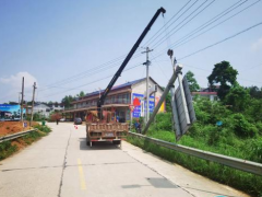 確保公路安全暢通 湘鄉(xiāng)市開(kāi)展非法廣告牌拆除行動(dòng)