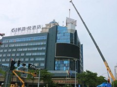 潮州開展大型戶外廣告設施專項整治，9月至今已拆除20多處